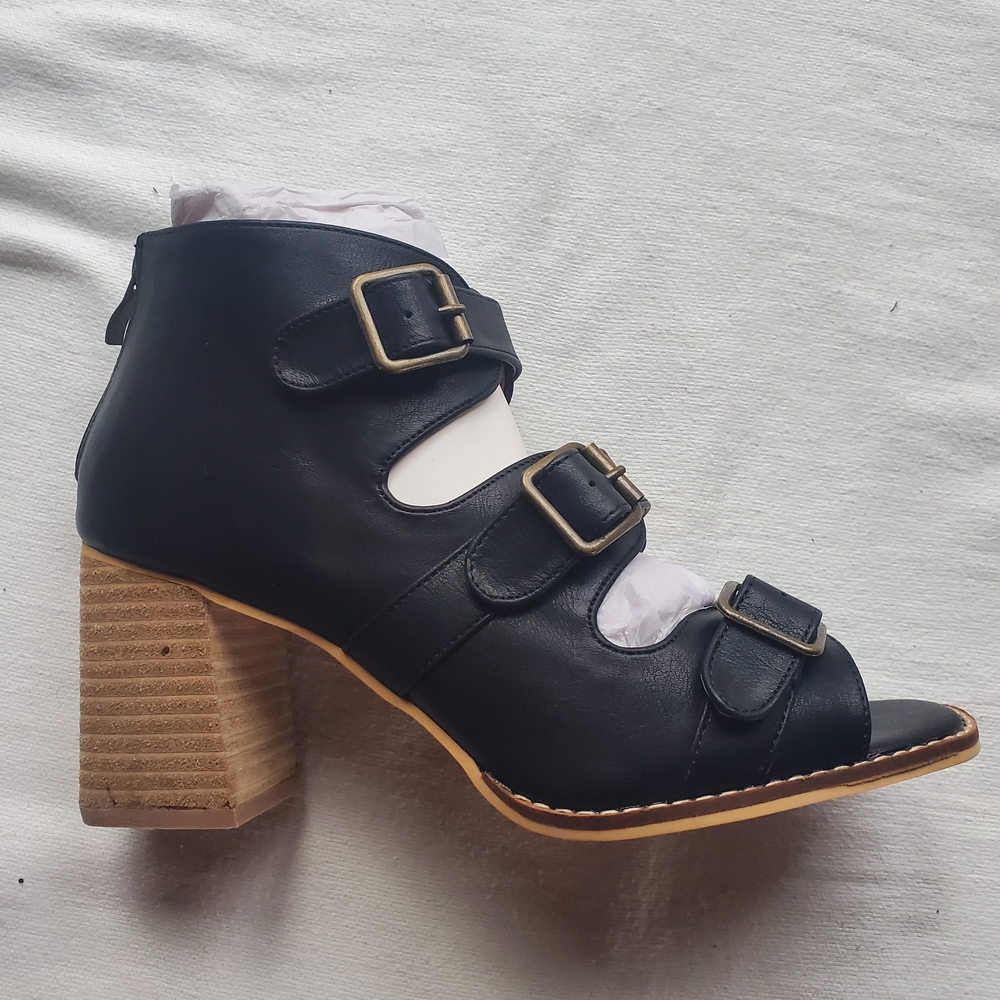 BEAST FASHION Black Buckle Cutout Block Heel Sandals